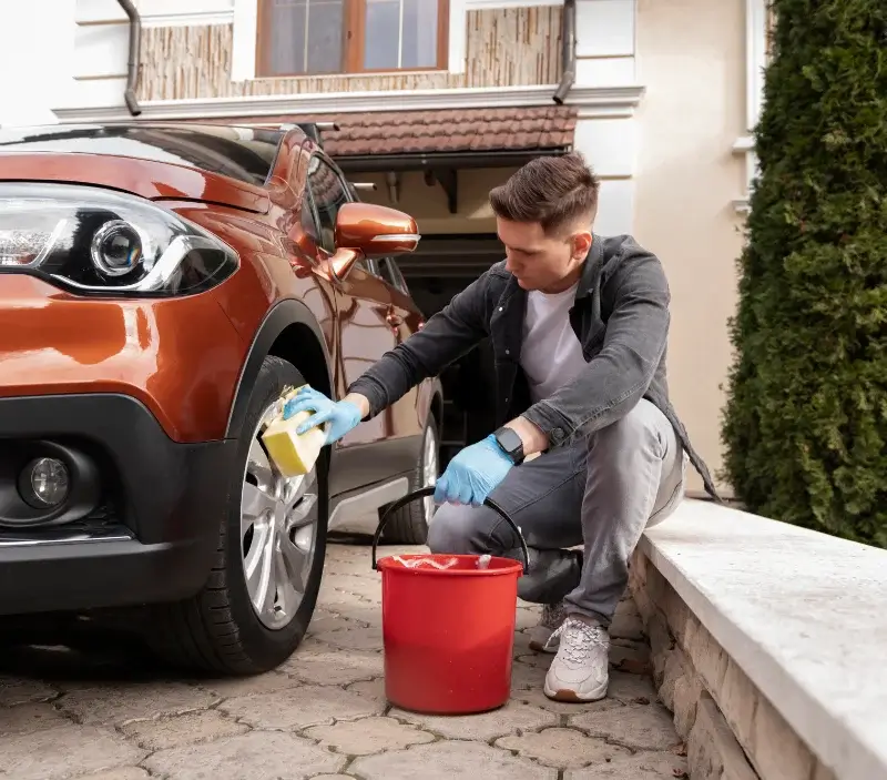Lavage auto à domicile Fleury-la-Vallée : professionnel intervenant sur un véhicule